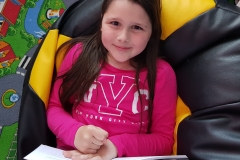 Valérinka čte svoji knihu
