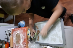 Gábinek pomáhá při pečení