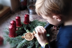 Maty vytváří adventní věnec