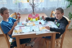 Péťa s Tomem malují vajíčka
